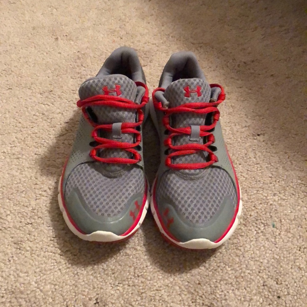 Tennis shoes
